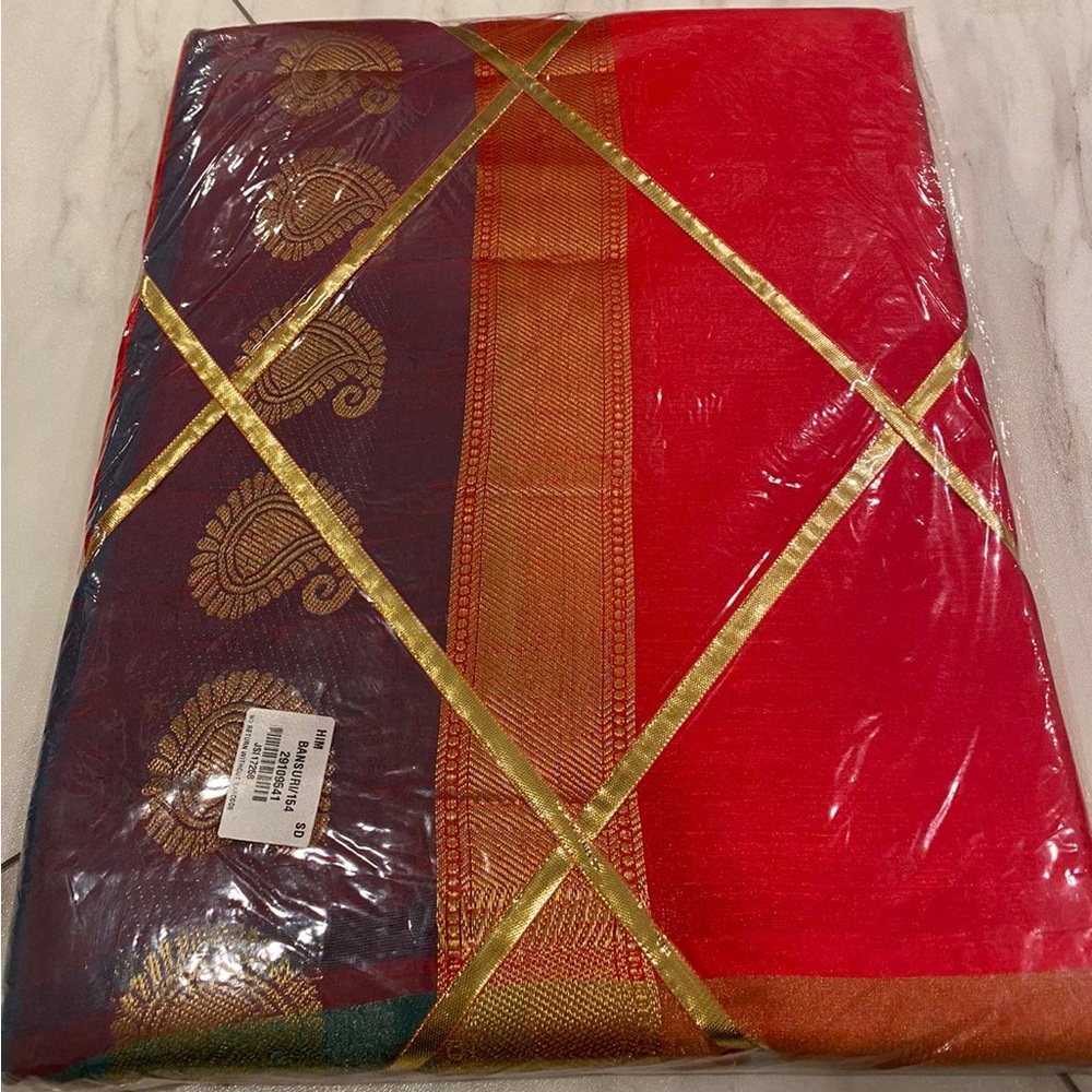 Women's saree that is completely new and untouched